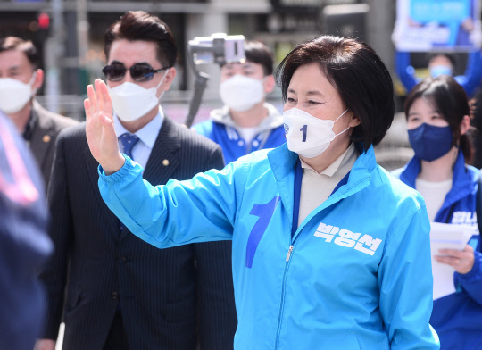 박영선 민주당 서울시장 후보가 1일 서울 양천구 목동오거리에서 열린 집중유세에 입장하며 인사하고 있다. 국회사진기자단=연합뉴스